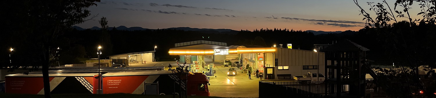 Gesamtansicht der OMV-Tankstelle in Irschenberg bei Nacht