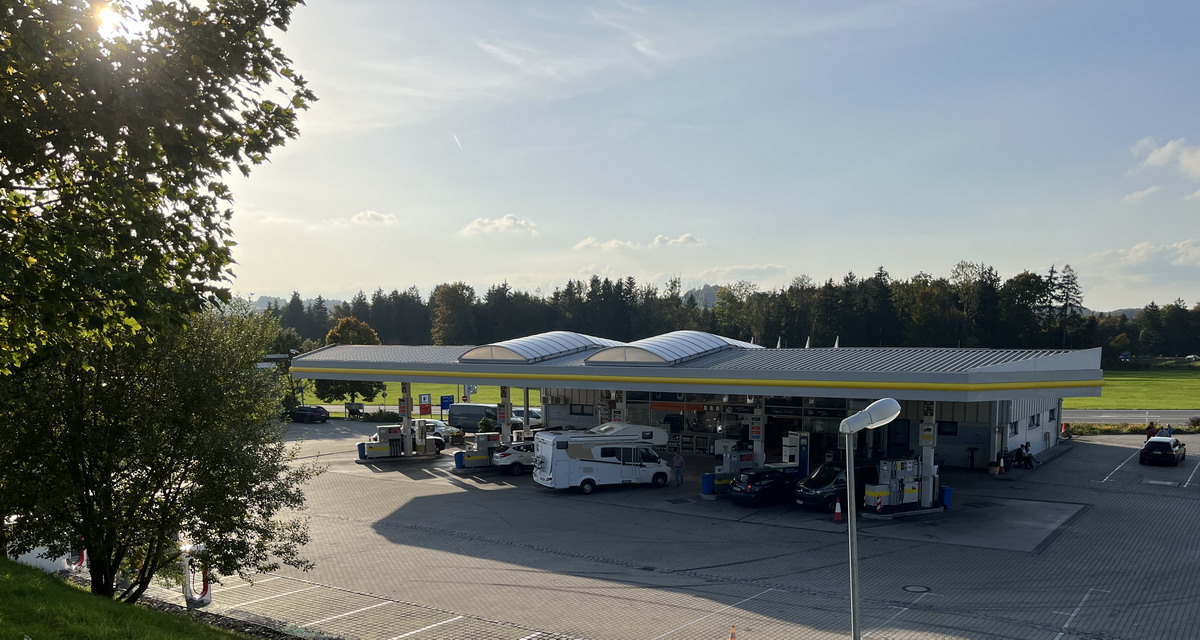 Irschenberger Tankstelle mit Erdgas, Flüssiggas und Markenkraftstoffen