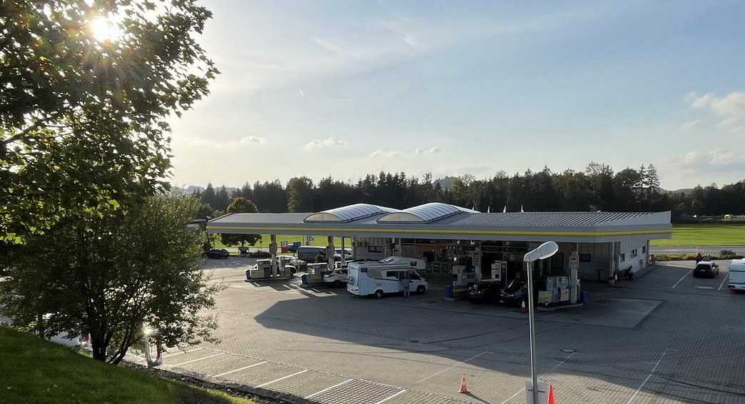 Irschenberger Tankstelle mit Erdgas, Flüssiggas und Markenkraftstoffen